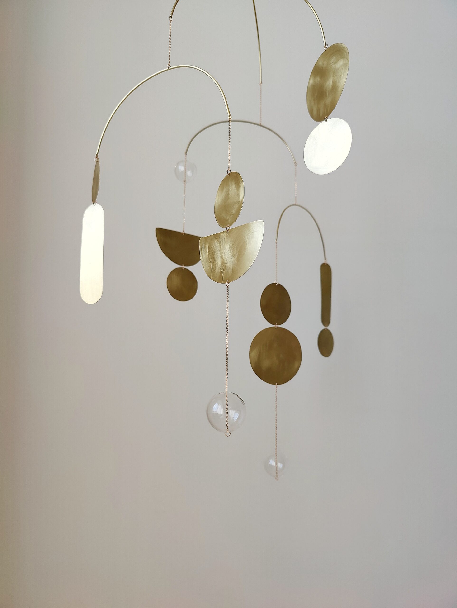 Minimalist Scandinavian-style hanging adult mobile with brass elements – decorative sculpture for calming spaces